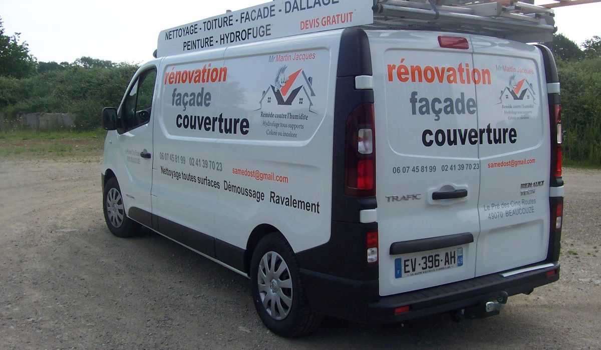 Véhicules. Utilitaire avec marquage