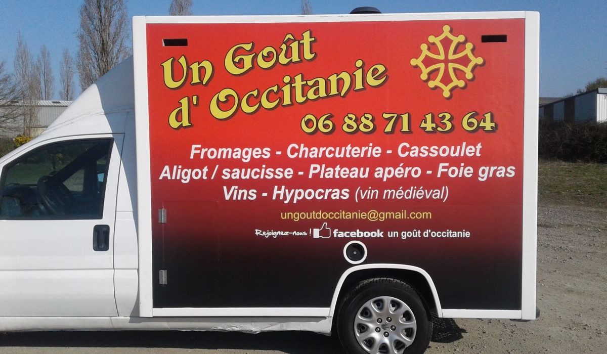 Camion utilitaire avec marquage publicitaire