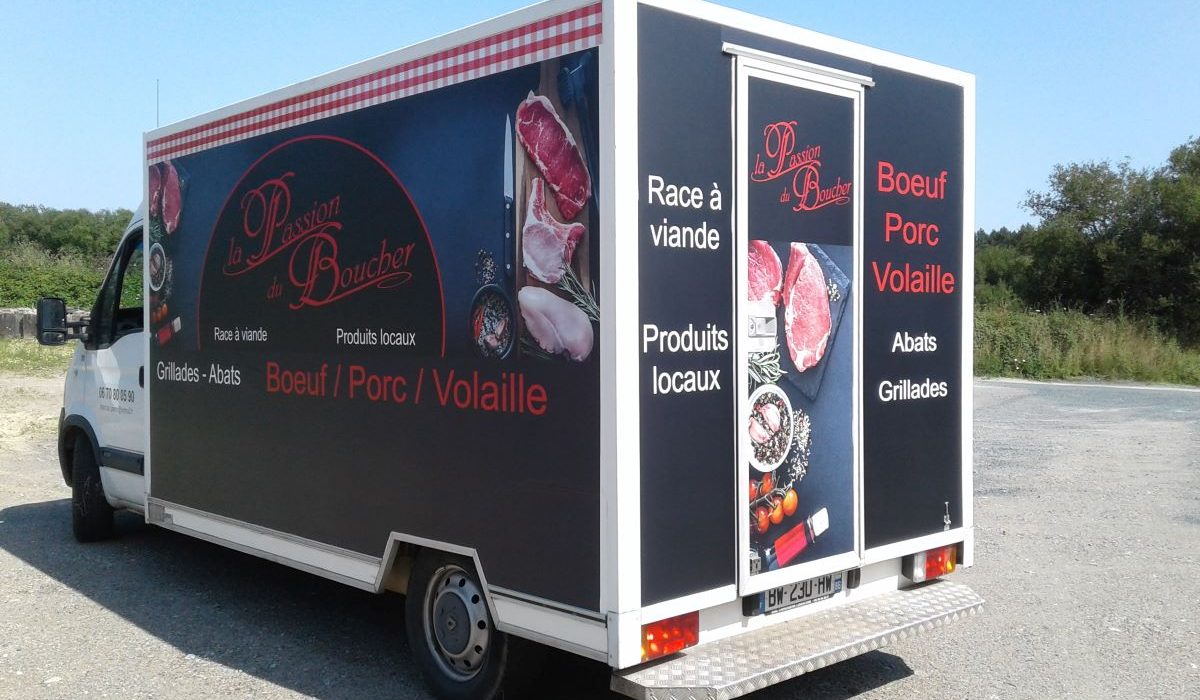 Camion utilitaire avec marquage publicitaire