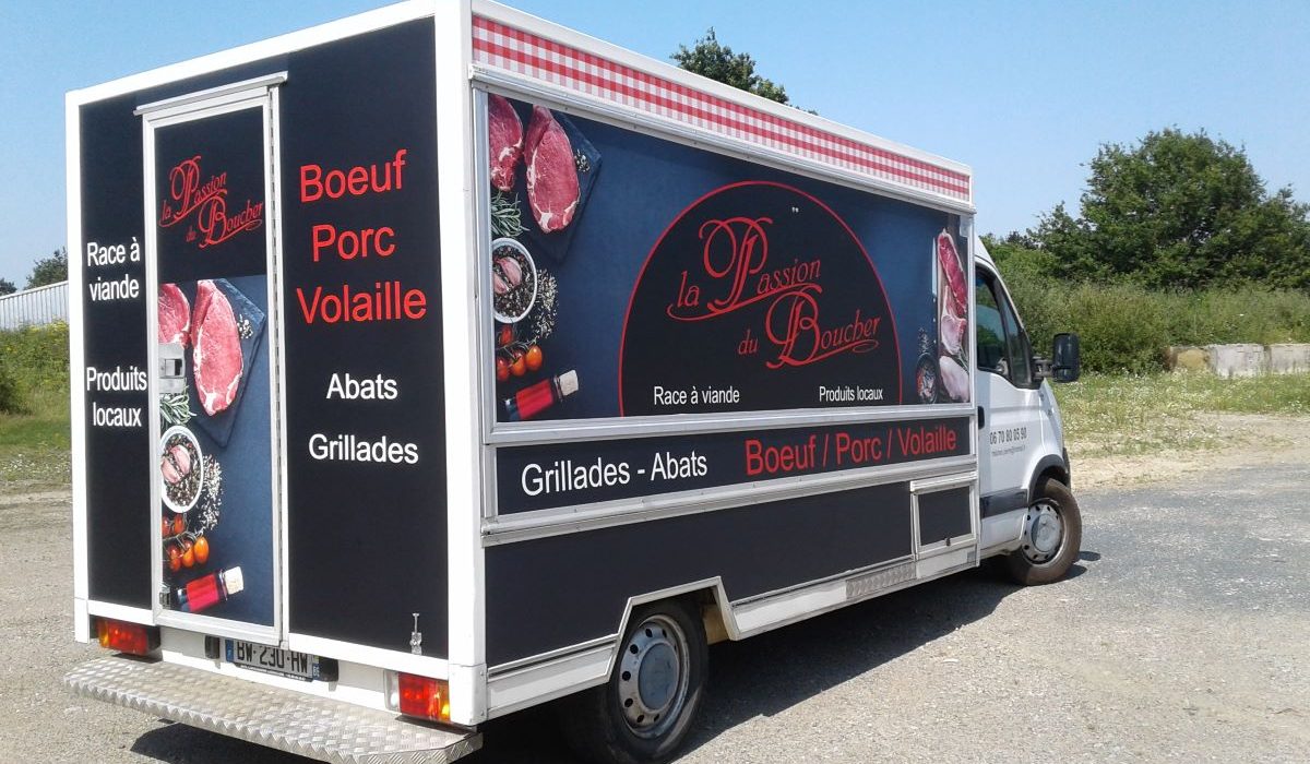 Camion utilitaire avec marquage publicitaire