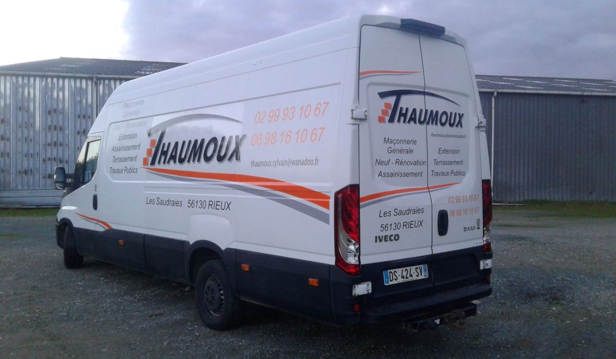 Véhicules. Utilitaire avec marquage