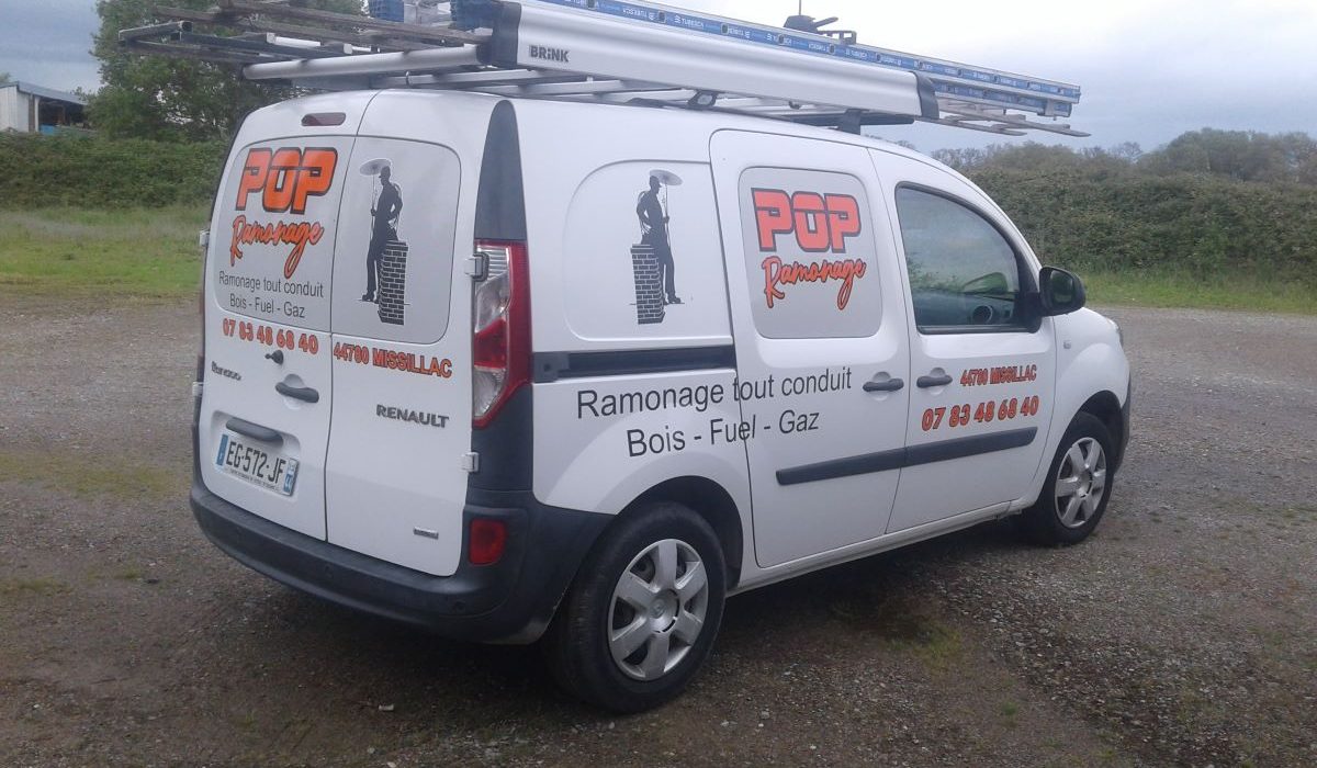 Véhicules. Renault kangoo avec marquage publicitaire