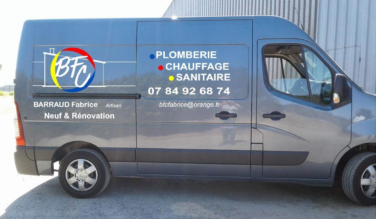 Véhicules. Utilitaire avec marquage