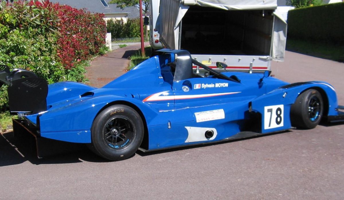 Voiture de course avec marquage