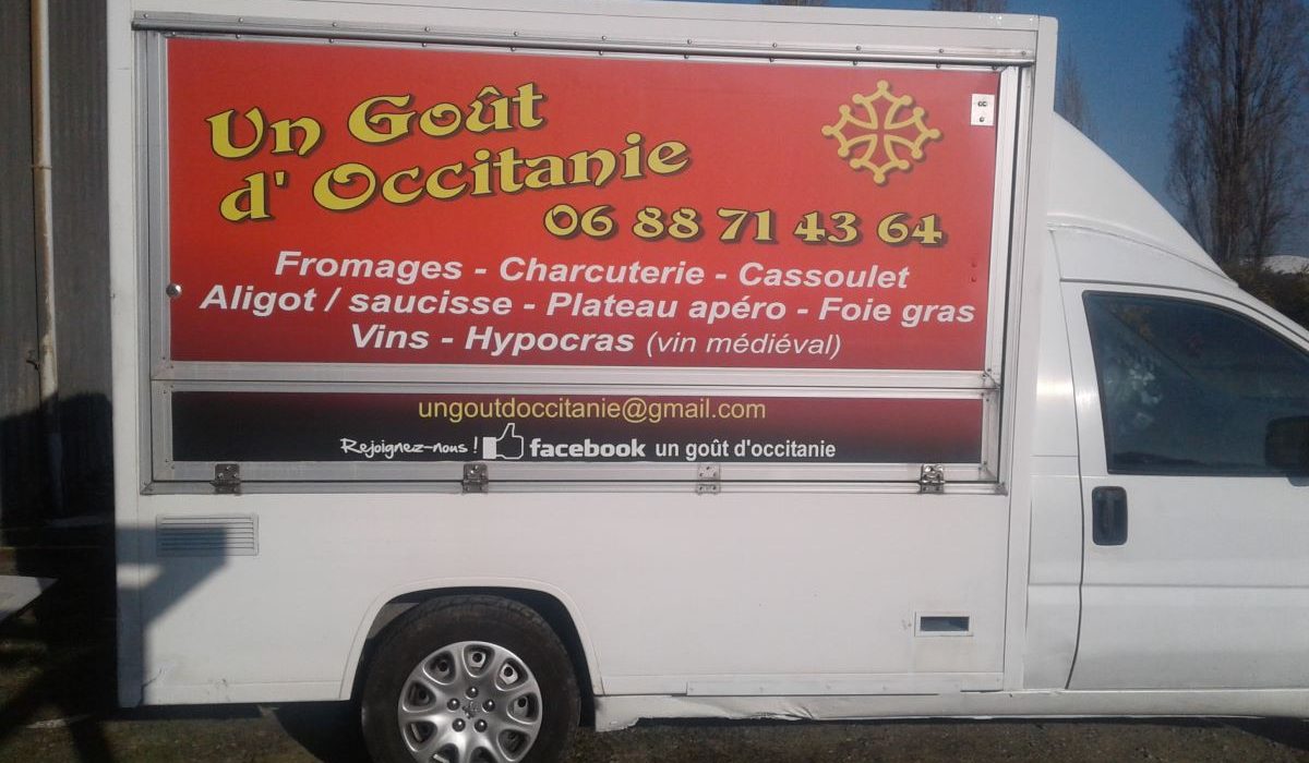 Camion utilitaire avec marquage publicitaire