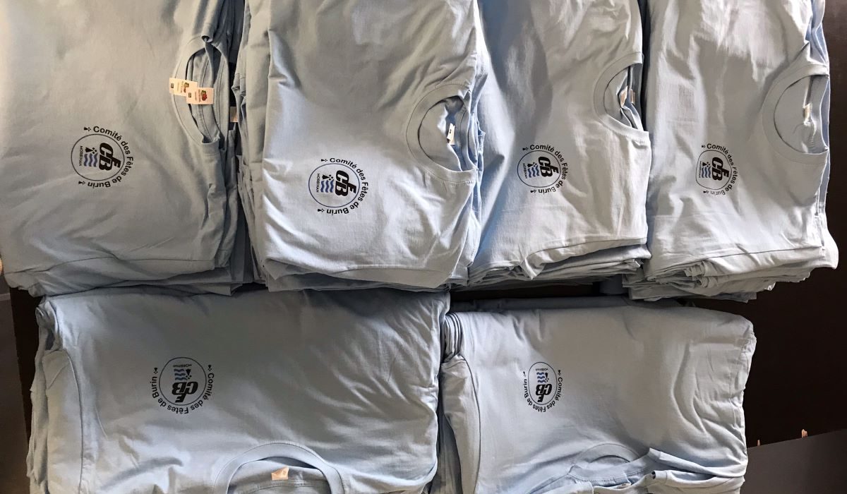 Textiles. Tas de tee-shirts